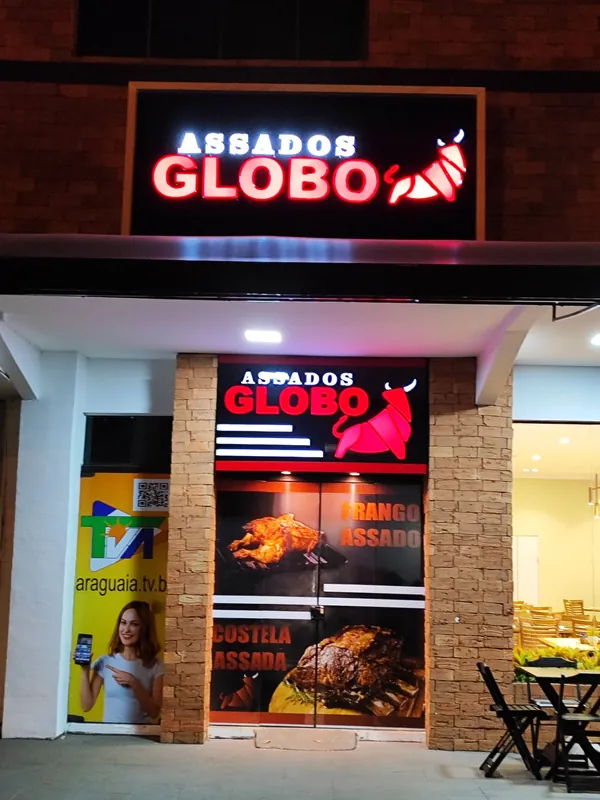Trabalho da Acrílicos PMW para Assados Globo: fachada com letra caixa iluminada