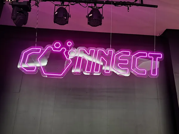 Trabalho da Acrílicos PMW para Connect: neon de LED