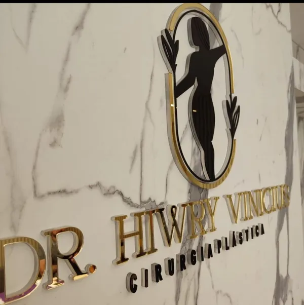 Trabalho da Acrílicos PMW para Dr. Hiwry Vinicius: dourado, preto e cristal