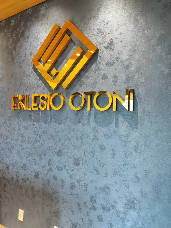 Trabalho da Acrílicos PMW para Eklesio Otoni: espelhado dourado
