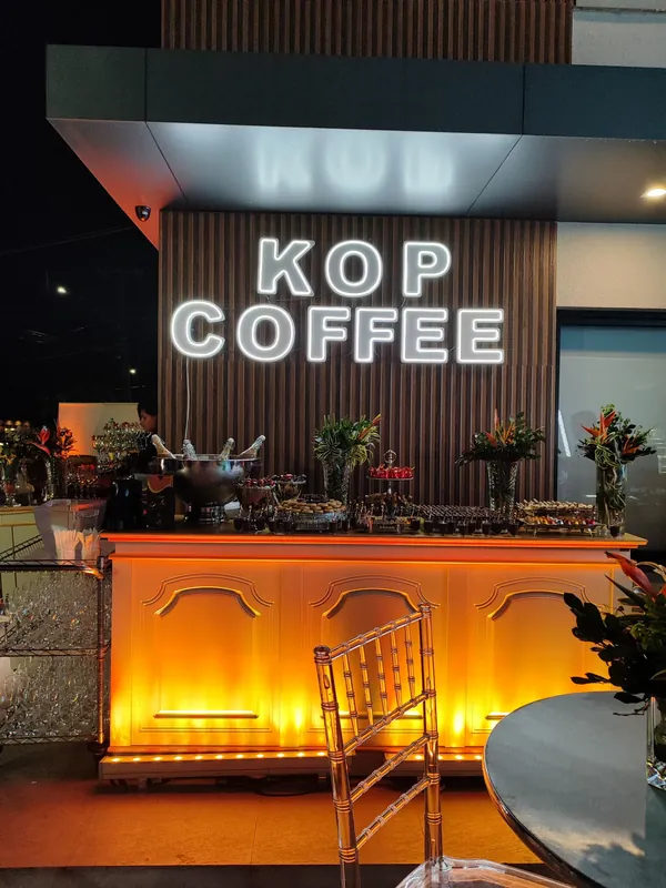Trabalho da Acrílicos PMW para KOP Coffee: neon de LED