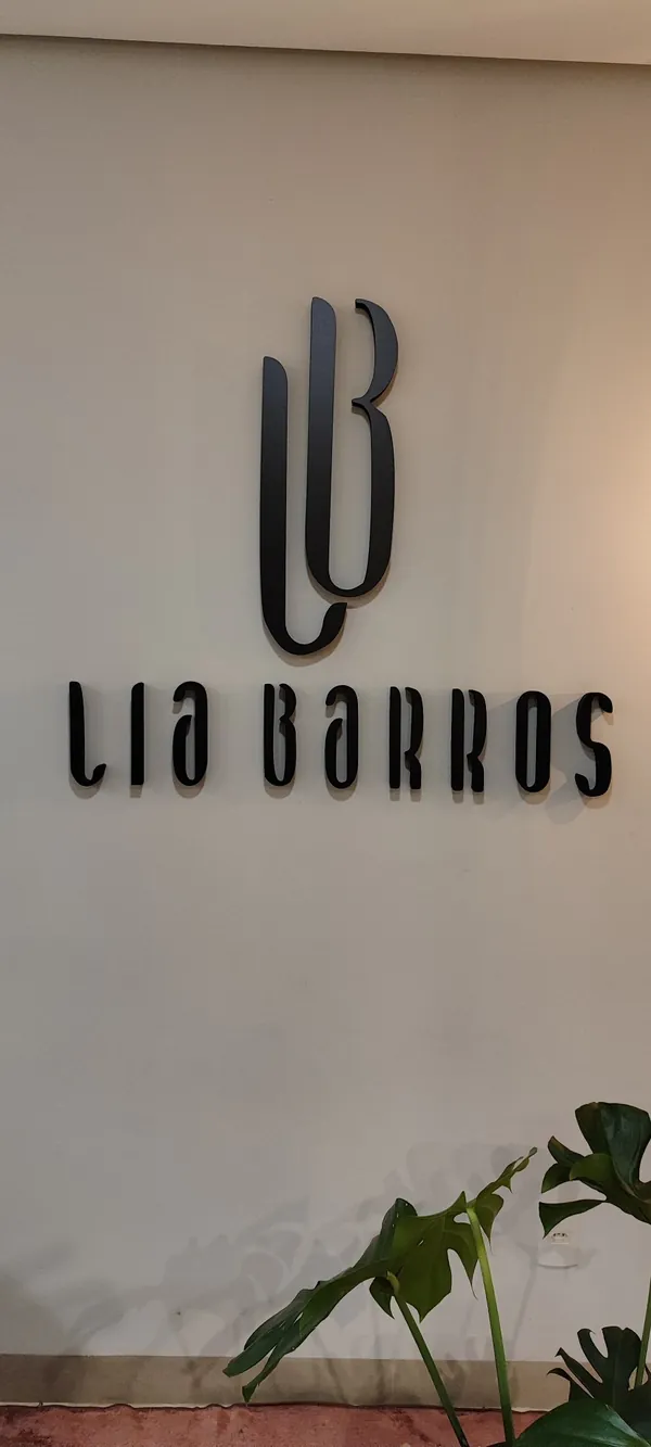 Trabalho da Acrílicos PMW para Lia Barros: preto fosco