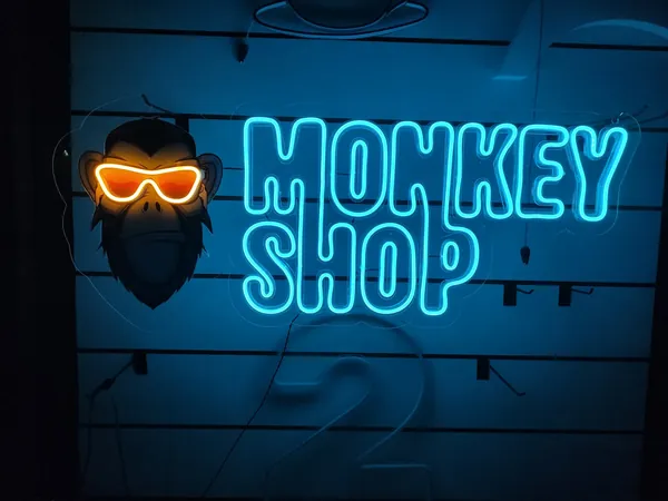 Trabalho da Acrílicos PMW para Monkey Shop: neon de LED