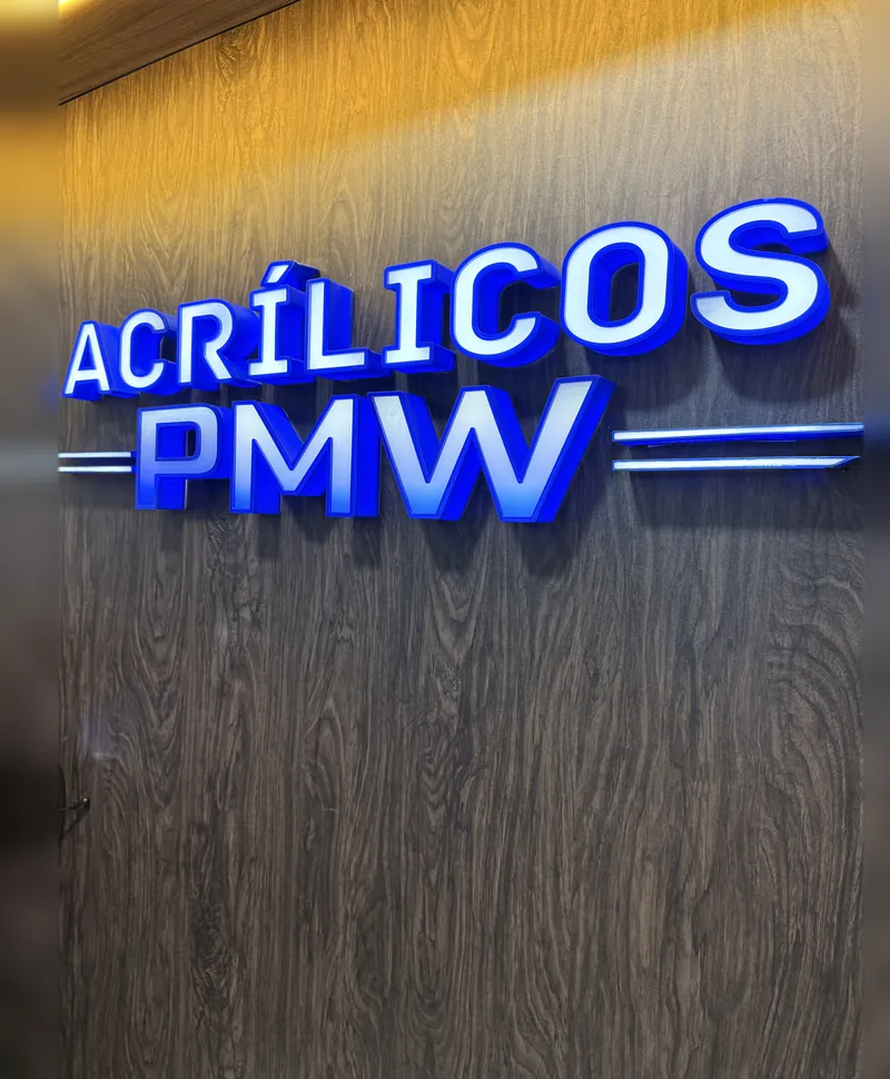 Letreiro ACRÍLICOS PMW em letra caixa iluminada com LED, numa parede de madeira