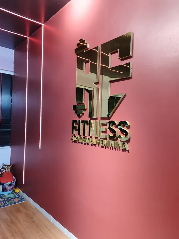 Trabalho da Acrílicos PMW para RF Fitness: acrílico espelhado dourado